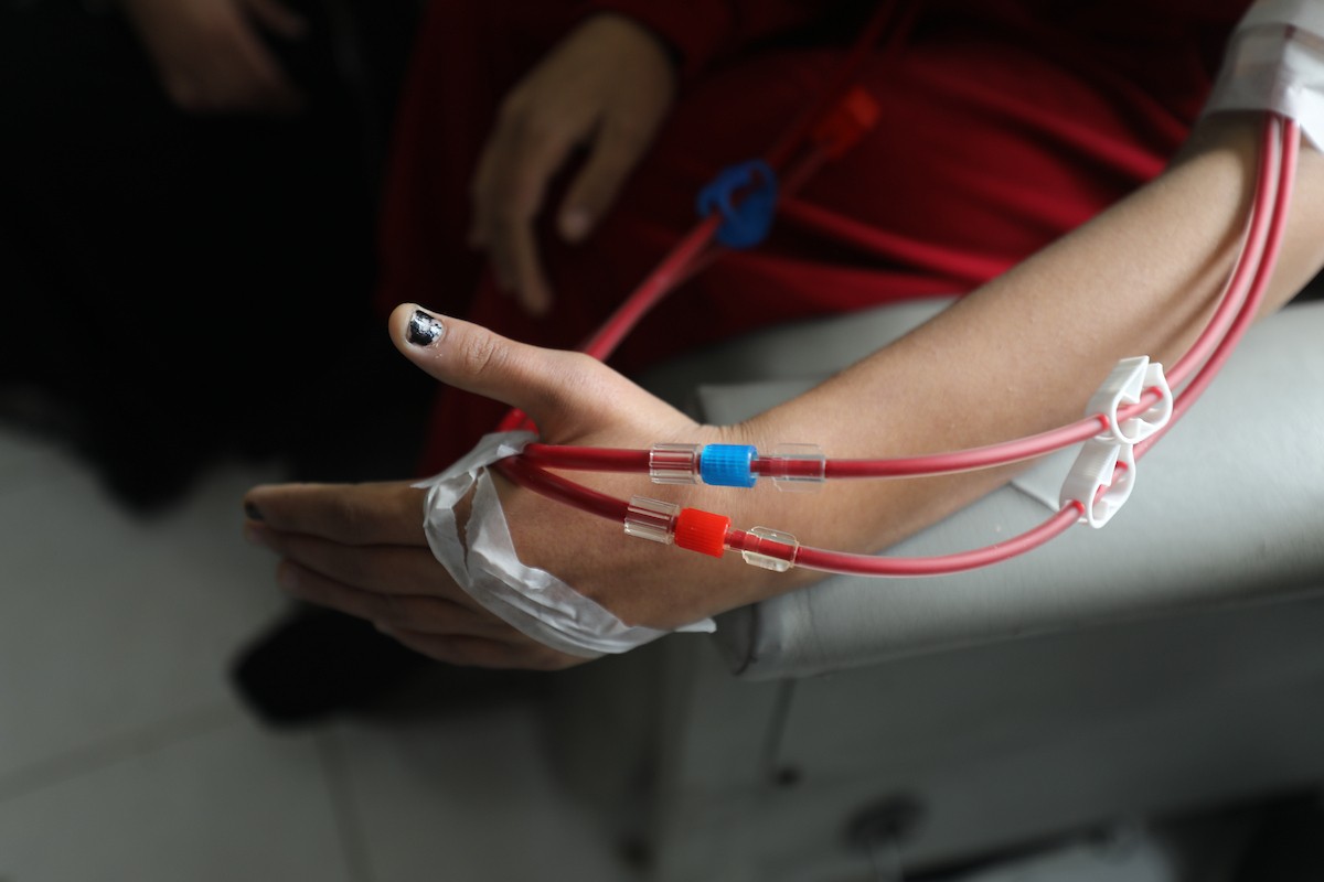 الفلسطينية صابرين الدعمة تنتظر فتح معبر رفح لتتبرع بكليتها لابنتها المريضة آلاء الدمعة، في ظل انهيار القطاع الصحي ونقص الأجهزة والعلاج بسبب الحرب. مستشفى الشفاء بمدينة غزة، 29 يناير/كانون الثاني 2026. صورة: عمر أشتوي