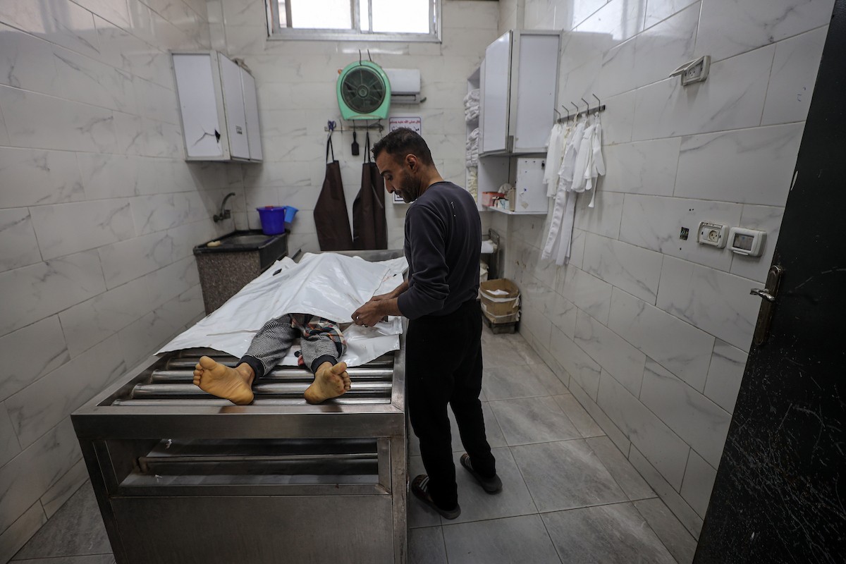 نُقل جثمان الطفلة الفلسطينية همسة حوسو، البالغة من العمر 12 عامًا، والتي قُتلت بنيران إسرائيلية في جباليا، إلى مستشفى الشفاء في مدينة غزة يوم الخميس 8 يناير/كانون الثاني 2026. (صورة: عمر أشتوي)