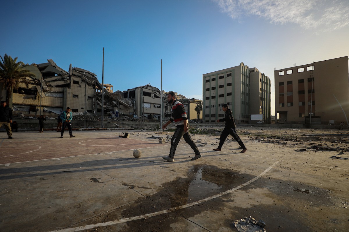   شبان فلسطينيون نازحون يلعبون كرة القدم في ملعب مدمر بمدينة غزة، في 10 يناير/كانون الثاني 2026. صورة: عمر أشتوي