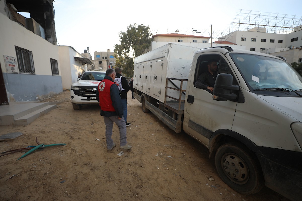 وصول 15 جثة لفلسطينيين سلمتها إسرائيل عبر اللجنة الدولية للصليب الأحمر إلى مجمع الشفاء الطبي في مدينة غزة، 29 يناير/كانون الثاني 2026. تصوير: عمر أشتوي
