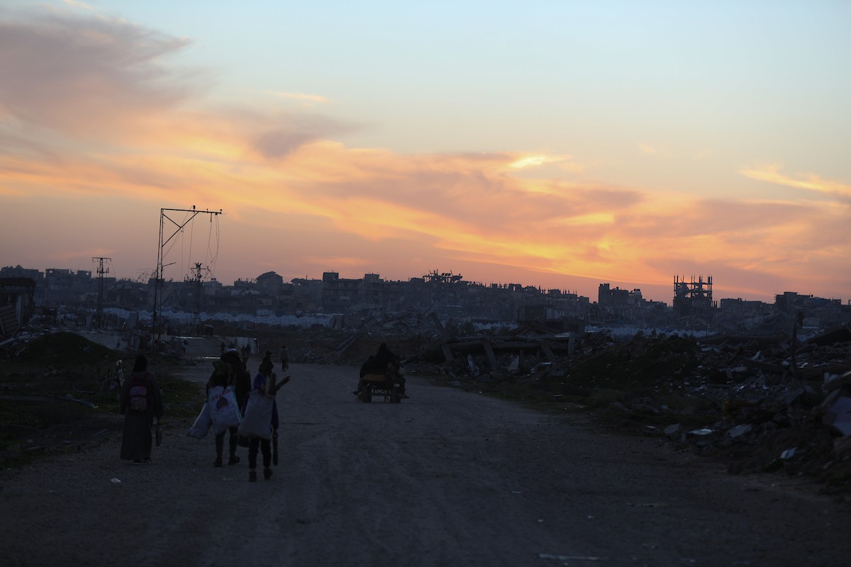 يمارس الفلسطينيون النازحون حياتهم اليومية في مخيم النصيرات بوسط قطاع غزة، في آخر يوم من عام 2025، في 31 ديسمبر/كانون الأول 2025، وسط ظروف إنسانية صعبة فرضها استمرار النزوح ونقص الاحتياجات الأساسية. صورة: رمزي أبو عامر