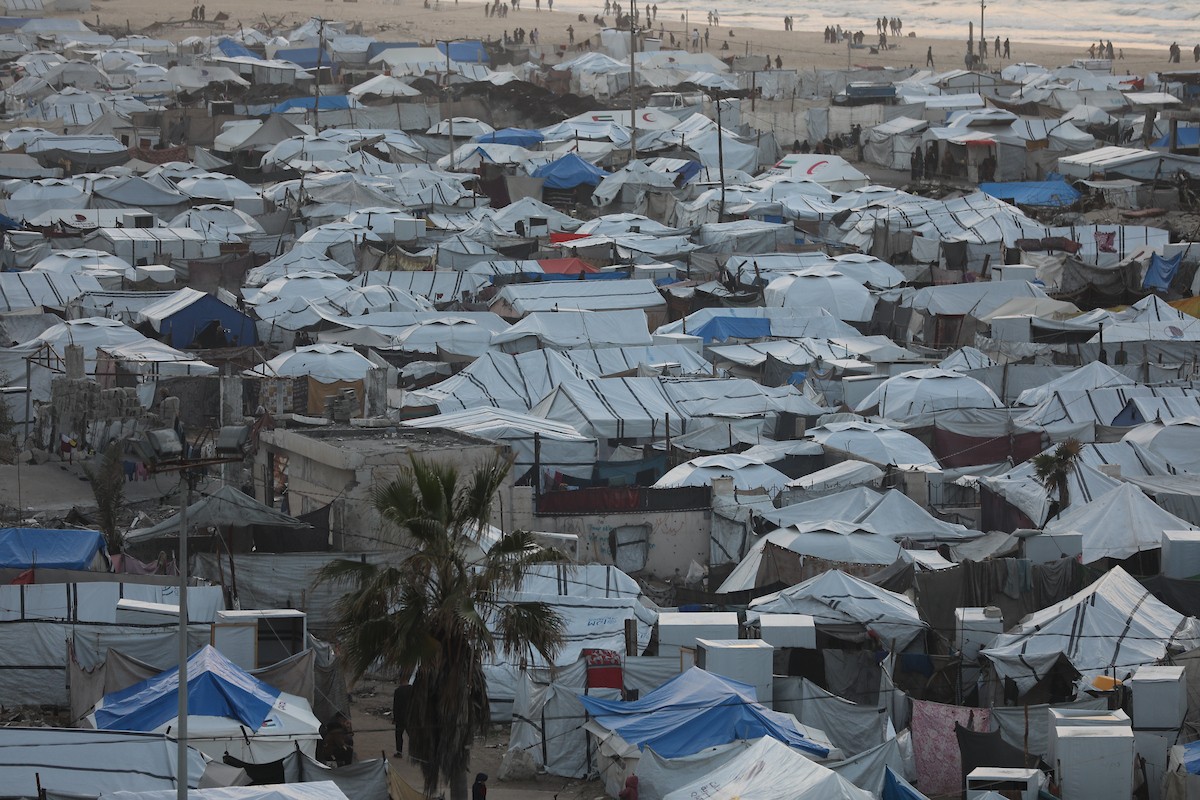 لقطاتٌ عامةٌ لخيامَ النازحين مُكدّسةً في ميناء مدينة غزة المُدمّر، ما يعكس ظروفًا معيشيةً مُزرية. ولا تزال الحياة اليومية صعبةً للغاية بالنسبة لغالبية السكان، 23 يناير/كانون الثاني 2026. صورة: عمر أشتوي