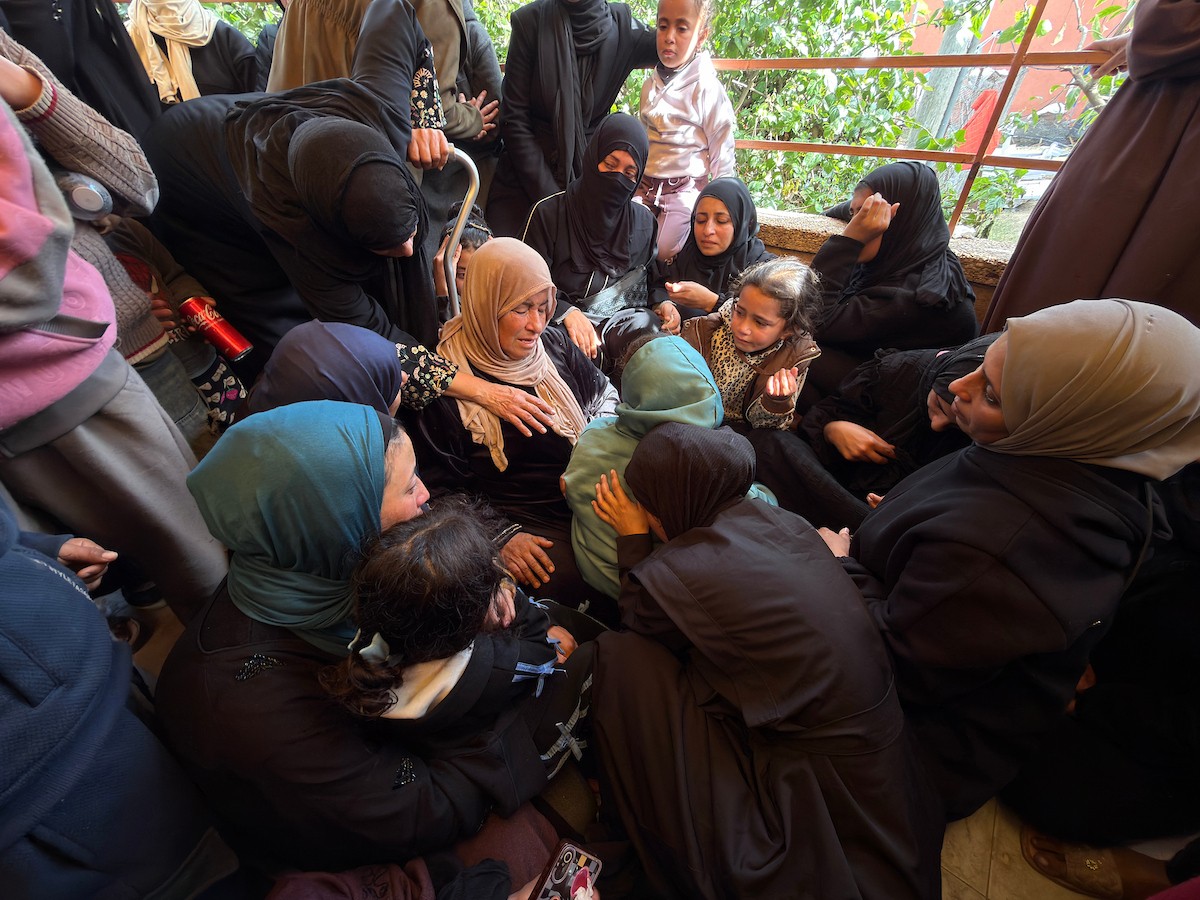 فلسطينيون ينعون جثمان رجل في مجمع ناصر الطبي بخان يونس جنوب قطاع غزة بعد وصوله إلى المستشفى إثر إصابته بجروح جراء غارة إسرائيلية، ١٠ يناير/كانون الثاني ٢٠٢٦. تصوير: محمد سلامة