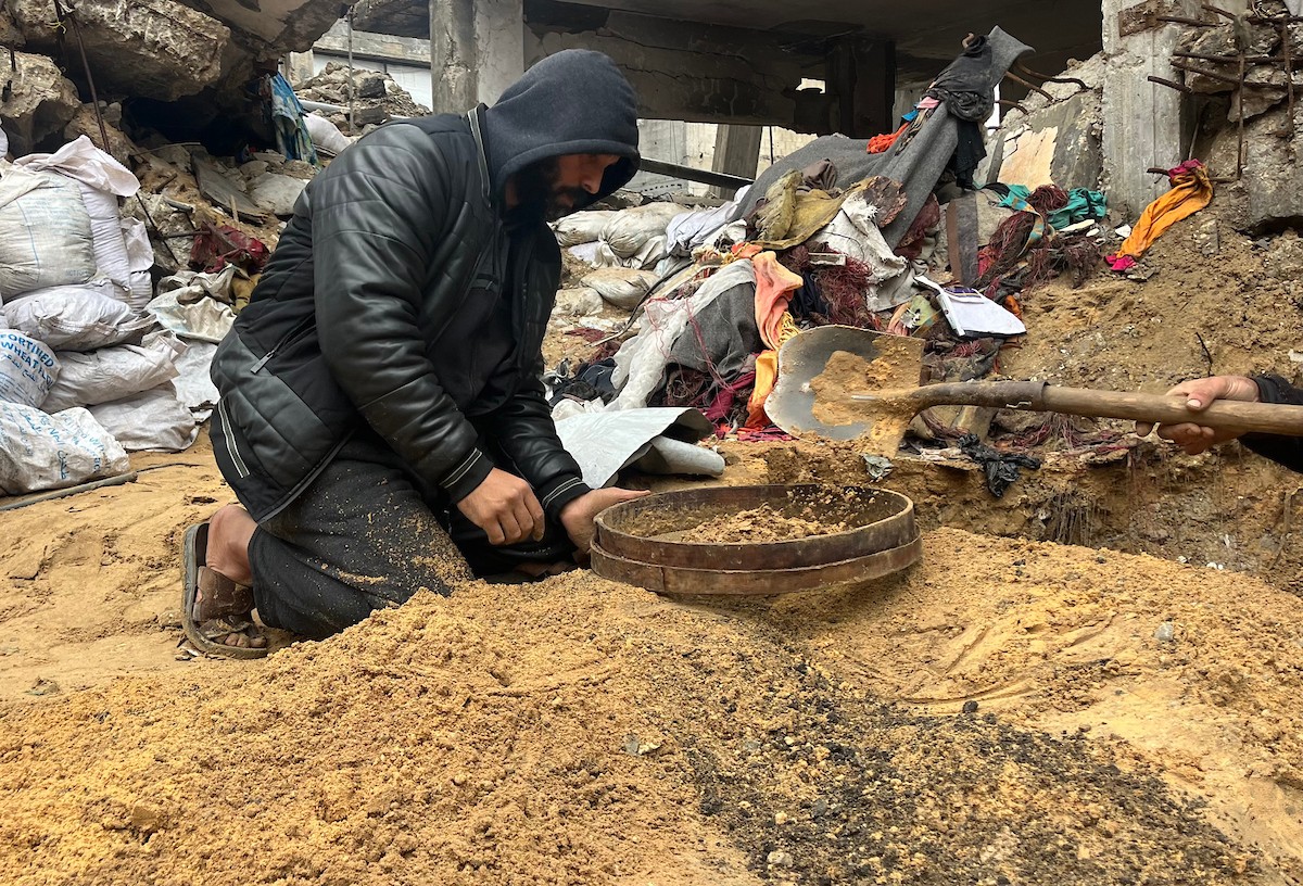 على مدى 160 يومًا، استخدم الفلسطيني اسماعيل ابو حماد، البالغ من العمر 45 عامًا، مجرفة وفأسًا ومنخلًا في محاولة للعثور على رفات عائلته بعد أن فقد زوجته وأطفاله الستة في هجوم إسرائيلي على حي الصبرة بمدينة غزة ، 19 يناير/كانون الثاني 2026. (صورة: مطر الزاق)