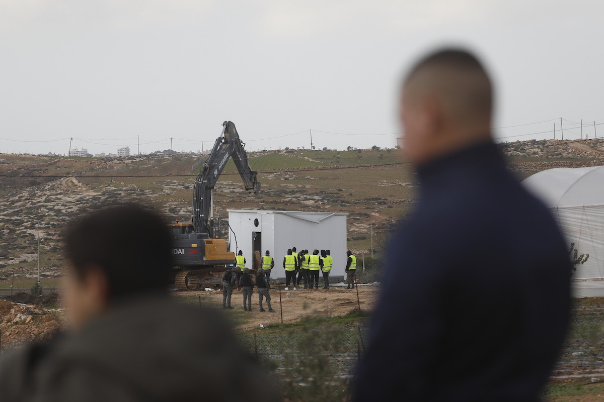 قوات إسرائيلية تهدم وتصادر عدد من المحلات التجارية المصنوعة من الكرفانات في السموع جنوب الخليل،31 ديسمبر/كانون الأول 2025. تصوير: مأمون وزواز