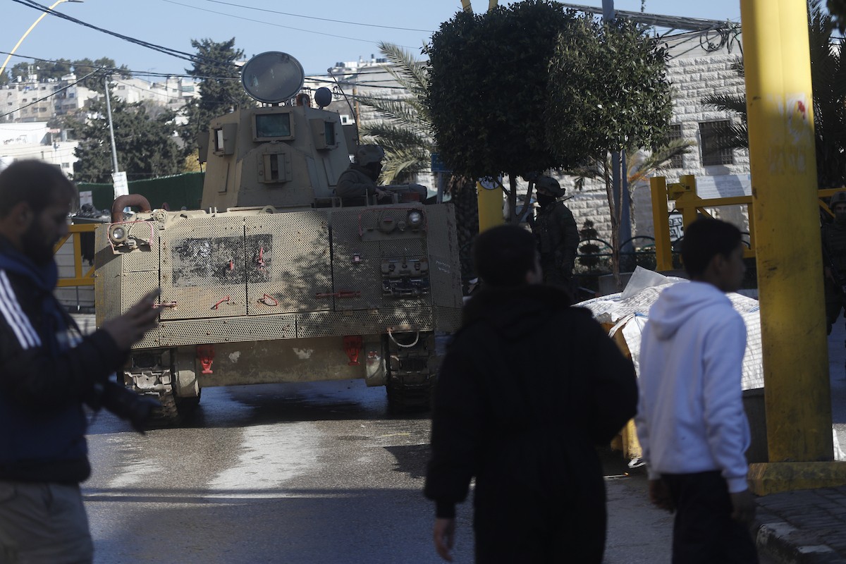 الجيش الإسرائيلي يشن عملية عسكرية واسعة النطاق في الخليل، جنوب الضفة الغربية، 19 يناير/كانون الثاني 2026. صورة: مأمون وزواز