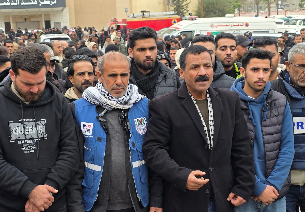 موكب جنازة ثلاثة صحفيين في مستشفى ناصر بخان يونس. وكان الصحفيون قد استشهدوا أمس عندما استهدف الجيش الإسرائيلي سيارة تابعة للجنة المصرية أثناء عملهم في منطقة الزهراء وسط قطاع غزة، 22 يناير/كانون الثاني 2026 (صورة: طارق محمد)
