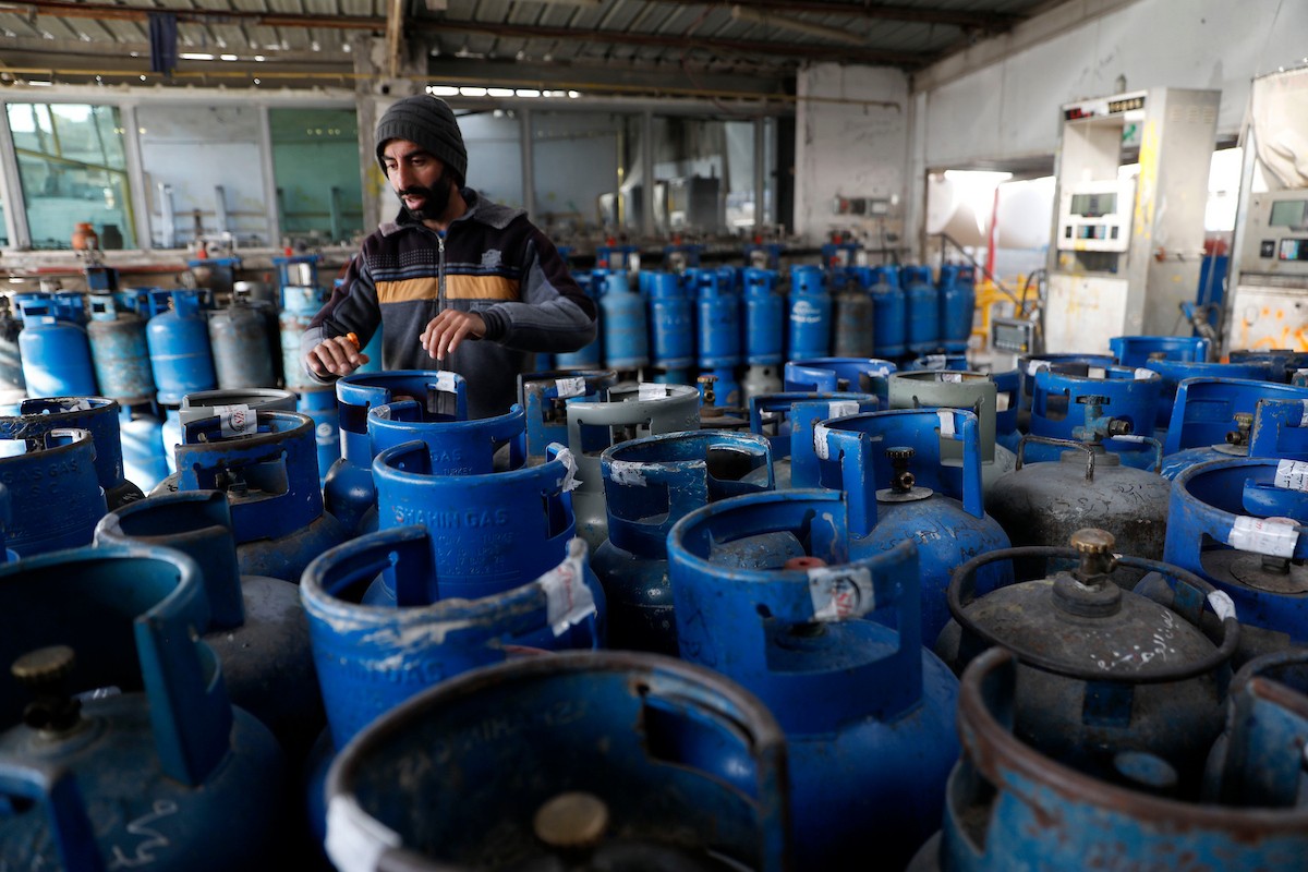 اصطفّ المواطنون في طوابير طويلة أمام محطات تعبئة الغاز في الخليل، وسط مخاوف من تفاقم أزمة نقص الغاز في الضفة الغربية،، 25 يناير/كانون الثاني 2026. صورة: مأمون وزواز