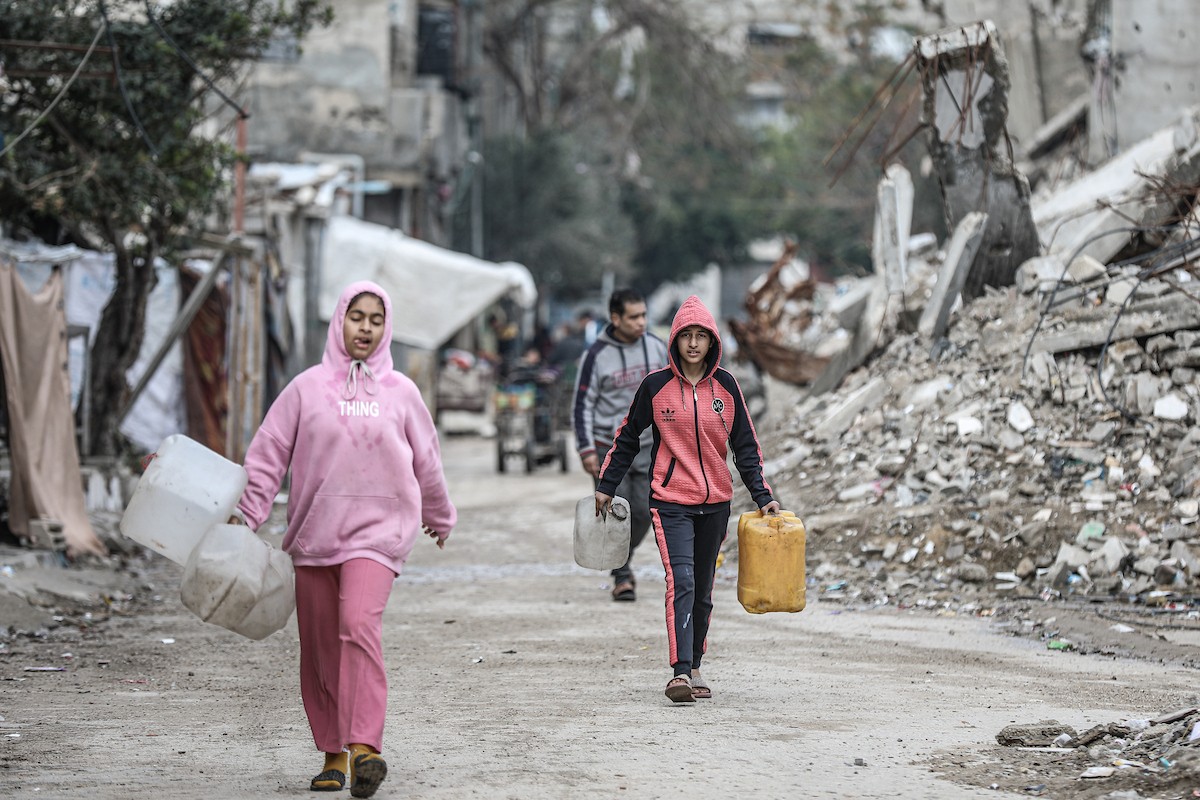 يملأ الفلسطينيون خزاناتهم بالمياه التي توزعها صهاريج المياه، وينقلونها إلى خيامهم في مخيم النصيرات وسط قطاع غزة، حيث تفاقمت أزمة المياه نتيجة الأضرار الجسيمة التي لحقت بالبنية التحتية جراء الهجمات الإسرائيلية، 29 يناير/كانون الثاني 2026. صورة: رمزي أبو عامر