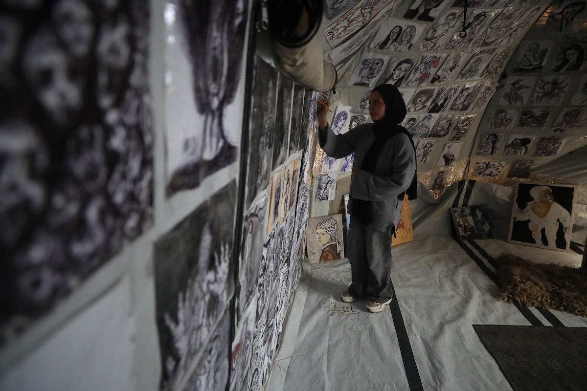 الفلسطينية مرَح خالد الزعانين (18 عاما) تحول خيمة نزوحها في مدينة غزة إلى معرض فني، 28 يناير/كانون الثاني 2026. تصوير: عمر أشتوي