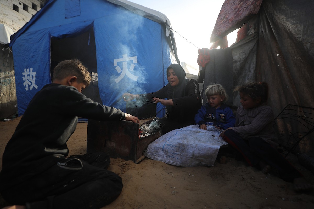 كفاح صبح (38 عامًا) فلسطينية، تكافح لإعالة أسرتها داخل خيمة ممزقة في مدينة غزة، وسط ظروف معيشية قاسية ونقص شبه تام في الضروريات الأساسية. 29 يناير/كانون الثاني 2026. تصوير: عمر أشتوي