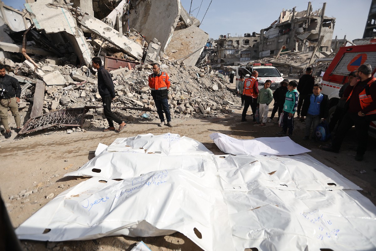 استخراج رفات 50 شهيدا دفنت خلال حرب الإبادة على قطاع غزة، من مقبرة مؤقتة في ساحات مسجد صلاح الدين بحي الزيتون، لنقلها إلى مقبرة دائمة في مدينة غزة، 25 يناير/كانون الثاني 2026. صورة: عمر أشتوي