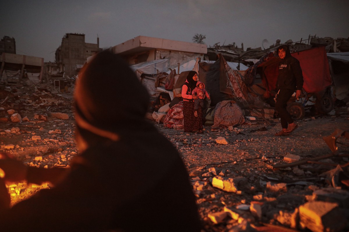 عائلات تعيش في خيام مؤقتة وسط الأنقاض تشعل نيرانًا للتدفئة في جباليا، شمال قطاع غزة، في 12 يناير/كانون الثاني 2026. ويكافح الفلسطينيون الذين دُمرت منازلهم في هجمات إسرائيلية من أجل البقاء في ظل ظروف شتوية قاسية وبرد قارس. صورة: عمر أشتوي