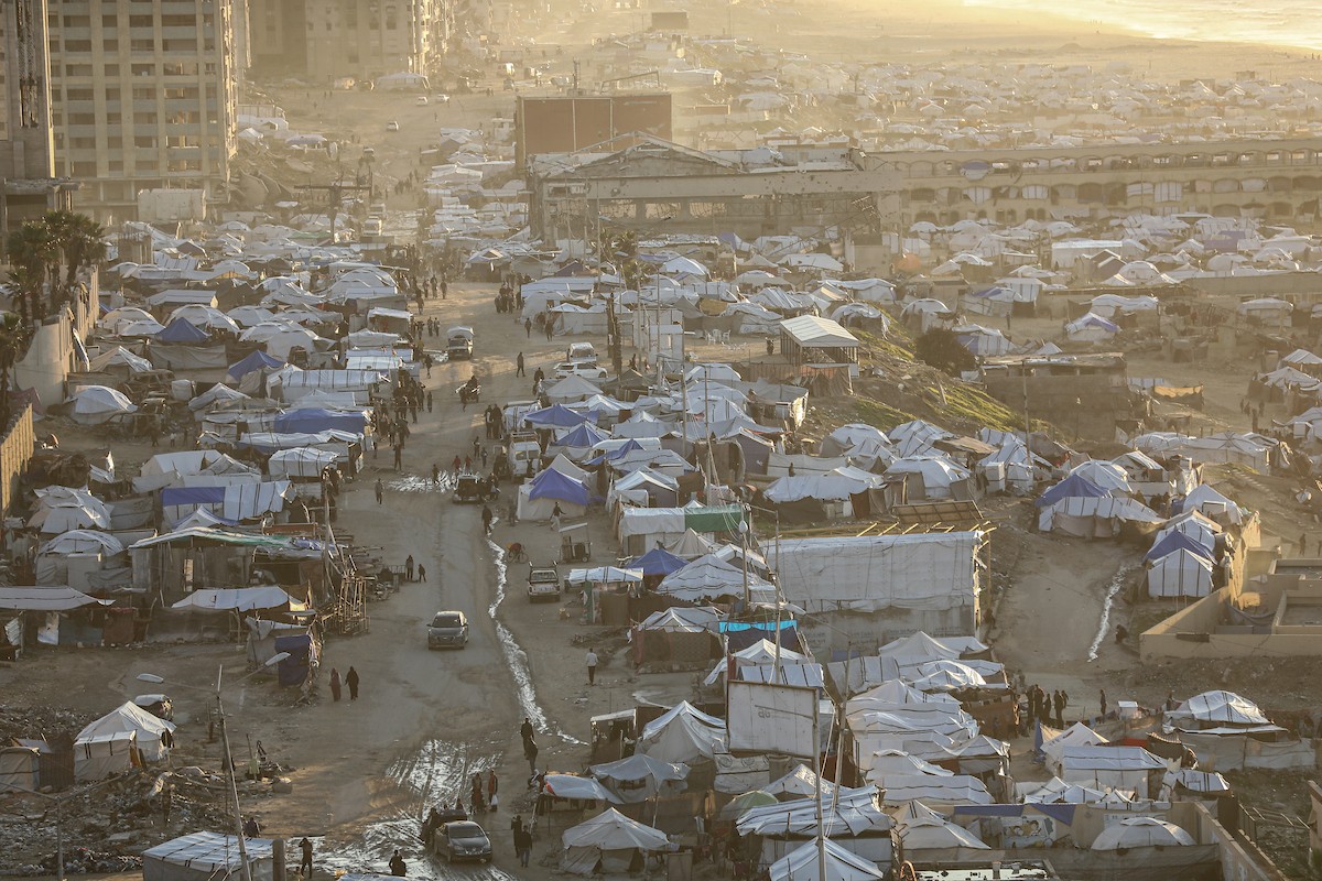 مشاهد عامة لخيام النازحين على شاطئ مدينة غزة. يعاني النازحون معاناة مضاعفة من ويلات النزاع وقسوة الأحوال الجوية، إذ لا توفر الخيام أي حماية من برد الشتاء القارس والأمطار الغزيرة، 3 يناير/كانون الثاني 2026. تصوير: عمر أشتوي