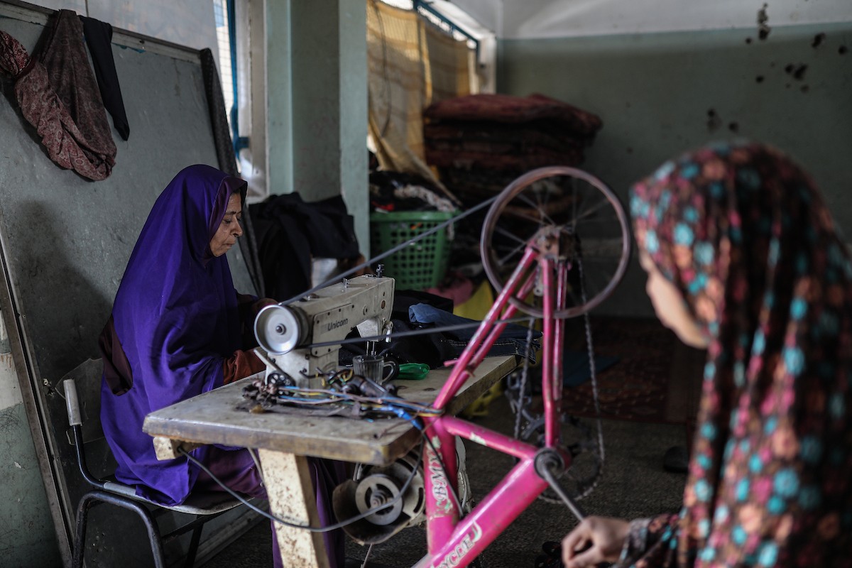 عائلات فلسطينية نزحت جراء الهجمات الإسرائيلية منذ 7 أكتوبر/تشرين الأول 2023، تأوي إلى مدرسة تابعة لوكالة الأونروا في حي تل الهوى بمدينة غزة. 26 يناير/كانون الثاني 2026، بعدسة عمر أشتوي