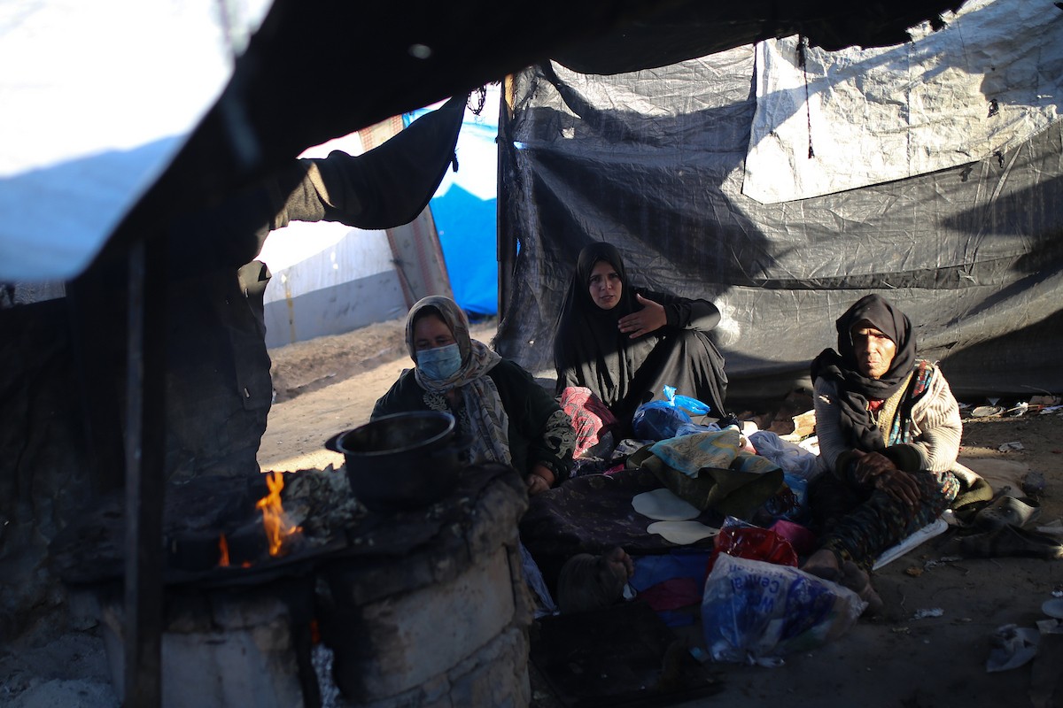 يمارس الفلسطينيون النازحون حياتهم اليومية في مخيم النصيرات بوسط قطاع غزة، في آخر يوم من عام 2025، في 31 ديسمبر/كانون الأول 2025، وسط ظروف إنسانية صعبة فرضها استمرار النزوح ونقص الاحتياجات الأساسية. صورة: رمزي أبو عامر