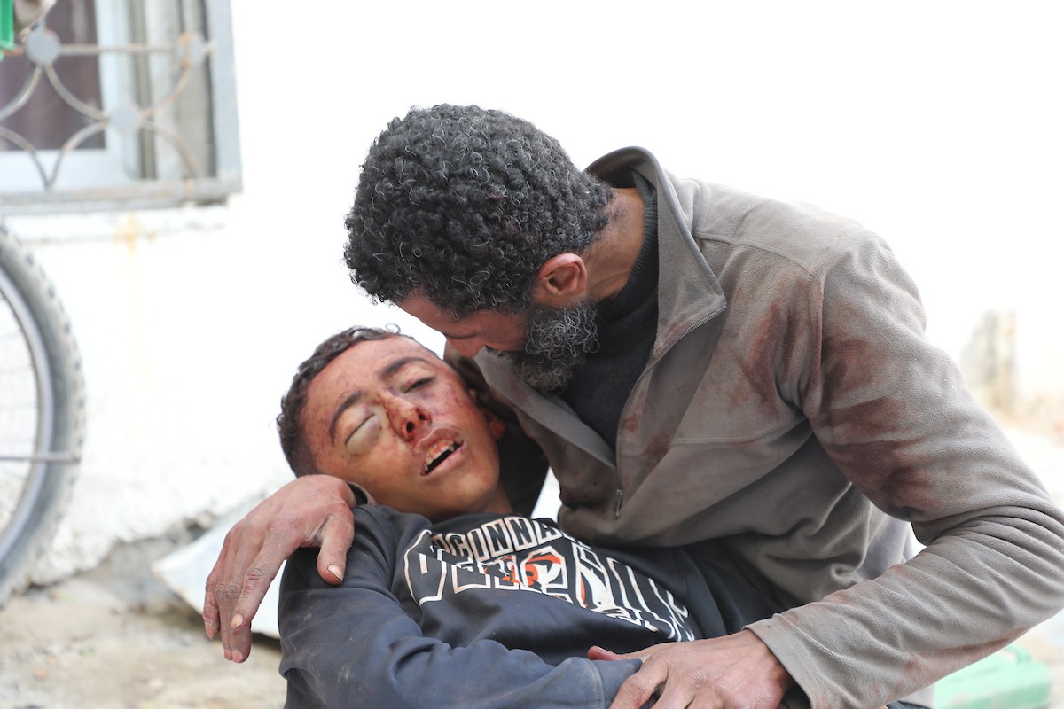 حضر أقارب شاب فلسطيني، قُتل بنيران الجيش الإسرائيلي، مراسم الدفن التي أقيمت في مستشفى الشفاء بمدينة غزة، في 24 يناير/كانون الثاني 2026. (صورة: عمر أشتوي)