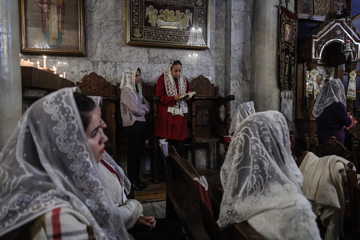 حضر مسيحيون أرثوذكس يحتفلون بعيد الميلاد وفقًا للتقويم الشرقي قداسًا في كنيسة القديس بورفيريوس اليونانية الأرثوذكسية في غزة في 7 يناير/كانون ثاني 2026. صورة من عمر أشتوي