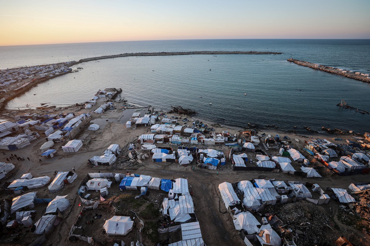 مشاهد عامة لخيام النازحين على شاطئ مدينة غزة. يعاني النازحون معاناة مضاعفة من ويلات النزاع وقسوة الأحوال الجوية، إذ لا توفر الخيام أي حماية من برد الشتاء القارس والأمطار الغزيرة، 3 يناير/كانون الثاني 2026. تصوير: عمر أشتوي
