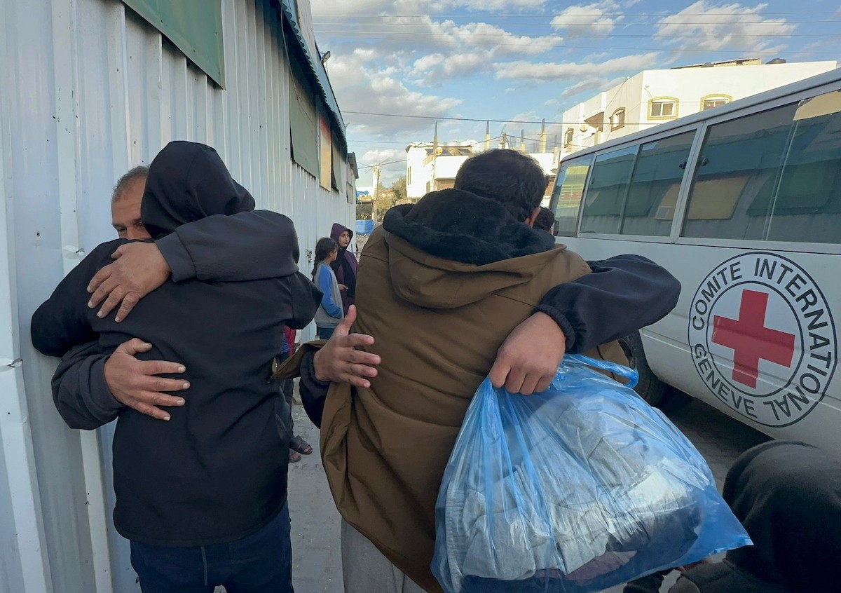 نُقل ثمانية أسرى فلسطينيين أفرجت عنهم القوات الإسرائيلية إلى مستشفى شهداء الأقصى عبر اللجنة الدولية للصليب الأحمر في دير البلح، غزة، في 19 يناير/كانون الثاني 2026. (صورة: أحمد إبراهيم)