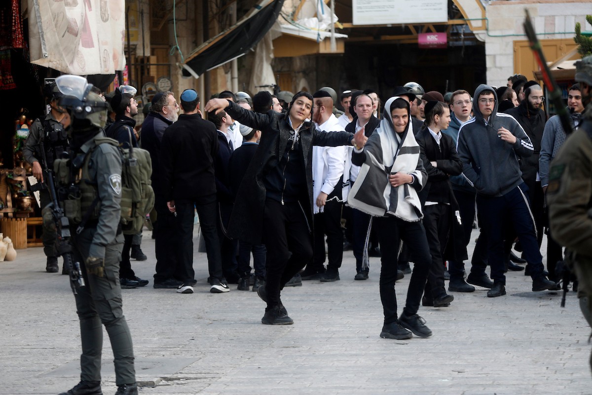 جنود إسرائيليون يتخذون إجراءات أمنية مشددة بإغلاق مداخل ومخارج منطقة البلدة القديمة في الخليل، الضفة الغربية، في 24 يناير/كانون الثاني 2026، خلال اقتحام  مستوطنون يهود البلدة(صورة: مأمون وزواز)