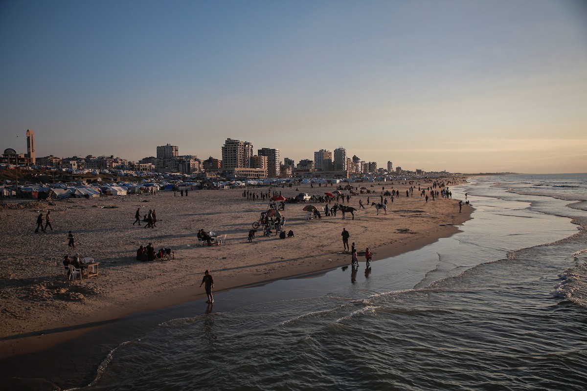 يقضي الفلسطينيون أوقاتهم على شاطئ البحر عند غروب الشمس في مدينة غزة، 16 يناير/كانون الثاني 2026. تصوير: عمر أشتوي
