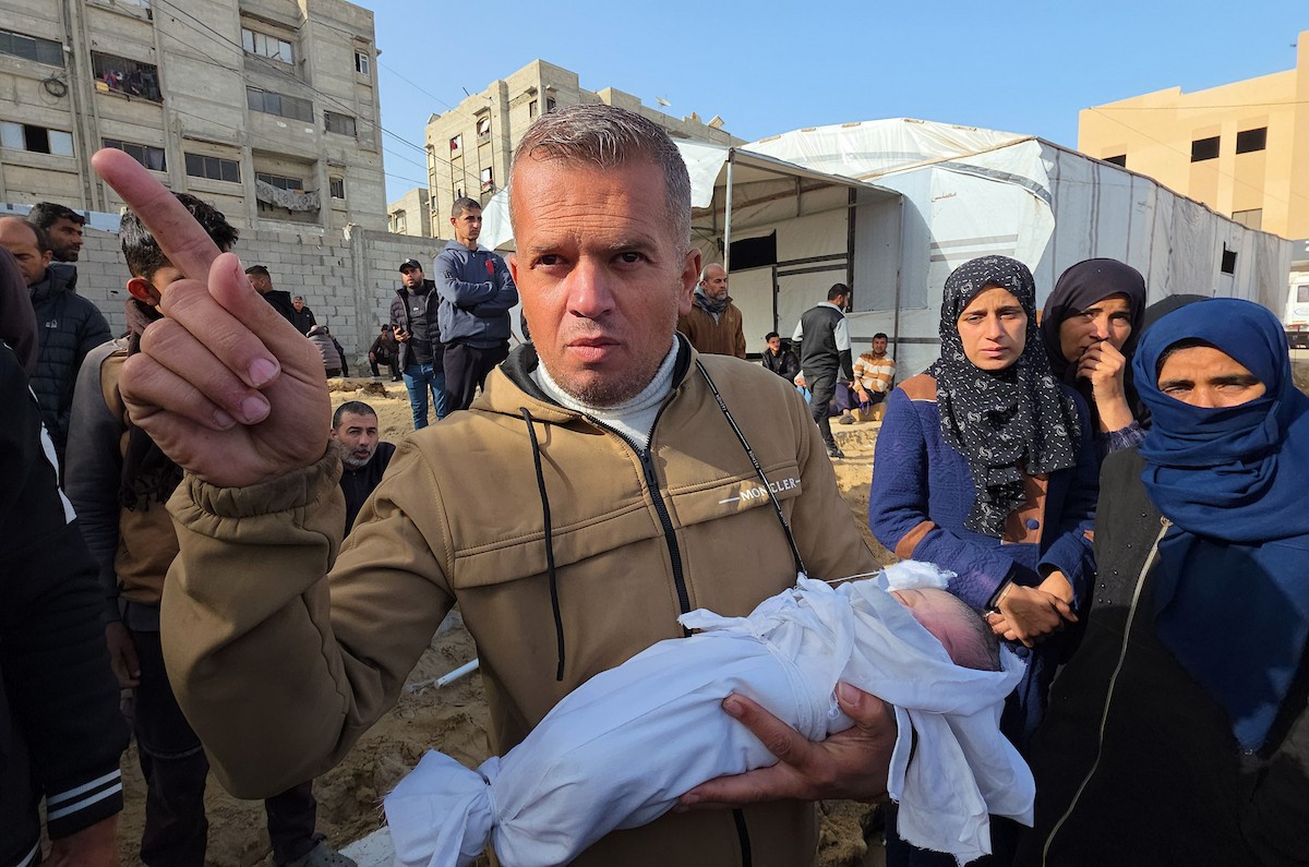 ينعى الفلسطينيون جثمان الطفلة سجود عليان في مجمع ناصر الطبي بمدينة خان يونس، جنوب قطاع غزة، في 24 يناير/كانون الثاني 2026، بعد سبعة أيام من ولادتها. (صورة: طارق محمد/وكالة الأنباء الفلسطينية)