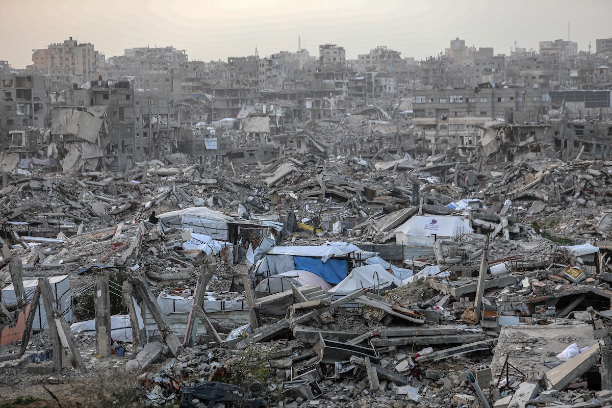 يُكافح الفلسطينيون النازحون لمواصلة حياتهم اليومية وسط الأنقاض التي خلّفتها الهجمات الإسرائيلية في جباليا، شمال قطاع غزة، في 12 يناير/كانون الثاني 2026. صورة: عمر أشتوي