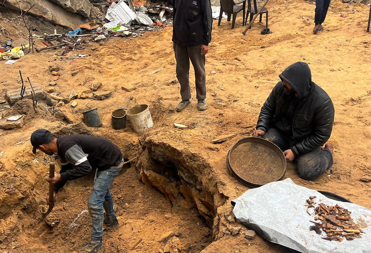 على مدى 160 يومًا، استخدم الفلسطيني اسماعيل ابو حماد، البالغ من العمر 45 عامًا، مجرفة وفأسًا ومنخلًا في محاولة للعثور على رفات عائلته بعد أن فقد زوجته وأطفاله الستة في هجوم إسرائيلي على حي الصبرة بمدينة غزة ، 19 يناير/كانون الثاني 2026. (صورة: مطر الزاق)