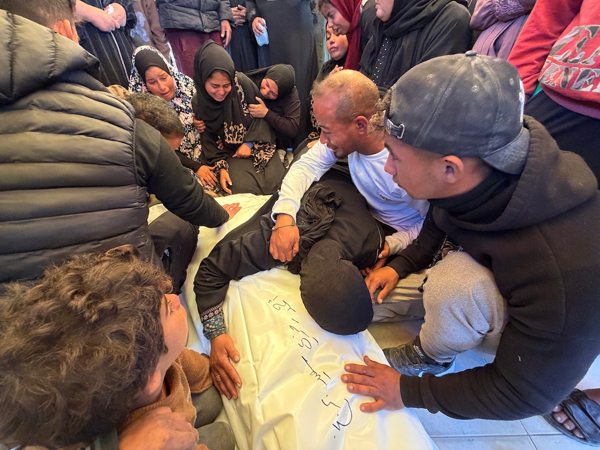 فلسطينيون يودعون جثمان أحمد بربخ، 32 عاماً، في مجمع ناصر الطبي بخان يونس، بعد أن استشهد برصاص القوات الإسرائيلية في وسط خان يونس، جنوب قطاع غزة. 29 يناير/كانون الثاني 2026. تصوير: محمد سلامة / (APA Images)