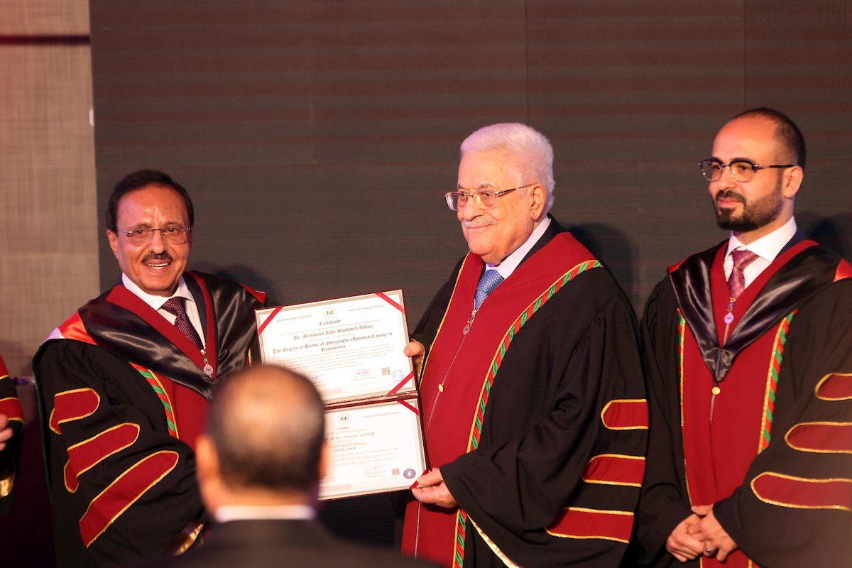 الرئيس الفلسطيني محمود عباس (أبو مازن) خلال زيارته للجامعة العربية الأمريكية ومنحه شهادة دكتوراه فخرية في العلوم الإنسانية، رام الله، الضفة الغربية، 15 يناير/كانون الثاني 2026. تصوير: ثائر غنايم