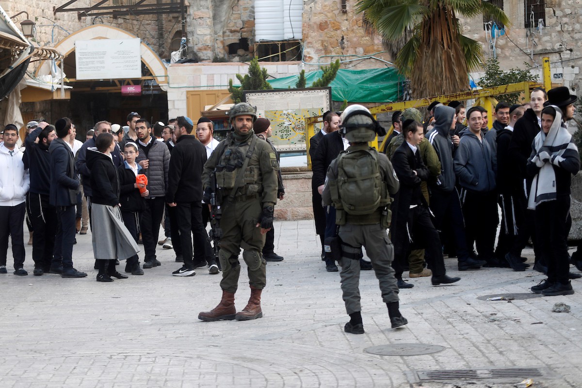 جنود إسرائيليون يتخذون إجراءات أمنية مشددة بإغلاق مداخل ومخارج منطقة البلدة القديمة في الخليل، الضفة الغربية، في 24 يناير/كانون الثاني 2026، خلال اقتحام  مستوطنون يهود البلدة(صورة: مأمون وزواز)