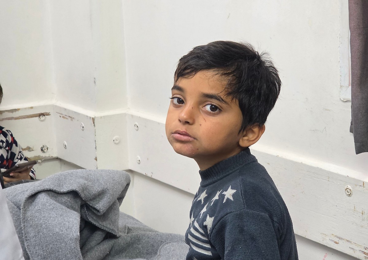 يتلقى أطفال مصابون بالتهاب السحايا العلاج في مستشفى ناصر بخان يونس، وسط تحذيرات طبية من تفشٍّ مقلق للمرض داخل خيام النازحين، 30 يناير/كانون الثاني 2026. تصوير: طارق محمد