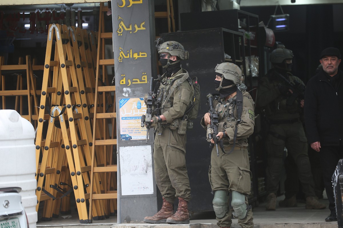 نفّذت قوات الجيش الإسرائيلي عملية عسكرية في مخيم العين للاجئين غرب نابلس، ٢٢ يناير/كانون الثاني ٢٠٢٦. صورة: محمد ناصر