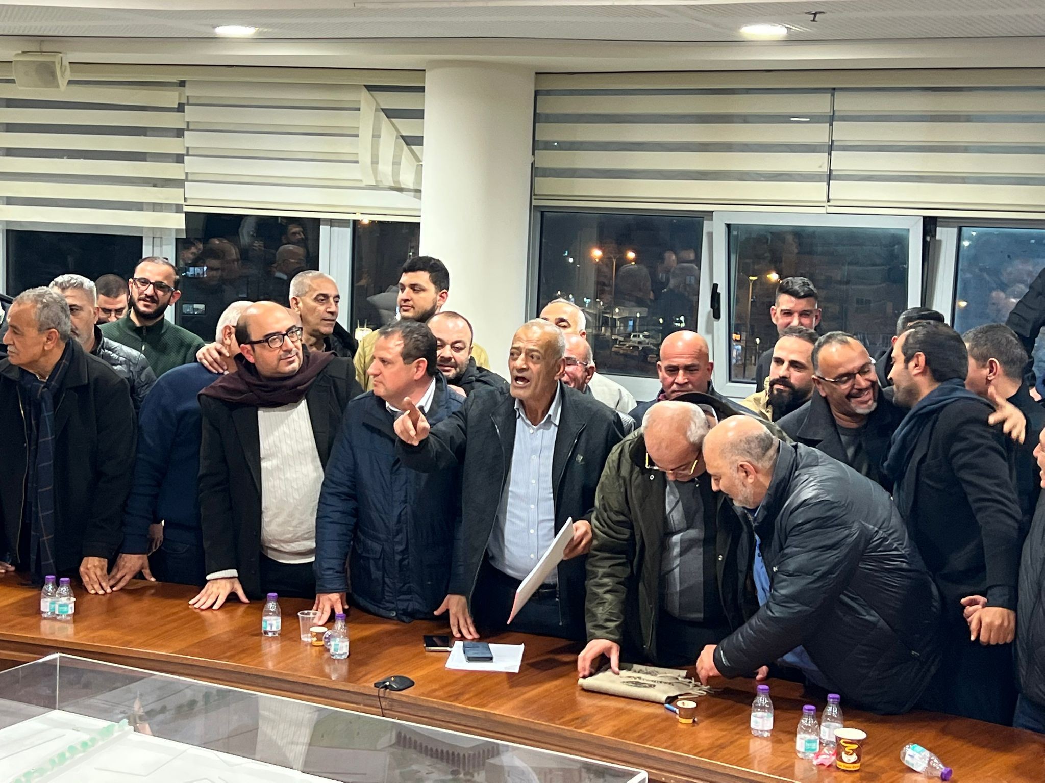 قادة الأحزاب العربية إلى جانبهم المشاركون في الاجتماع بلدية سخنين (عرب 48) 2.jpg