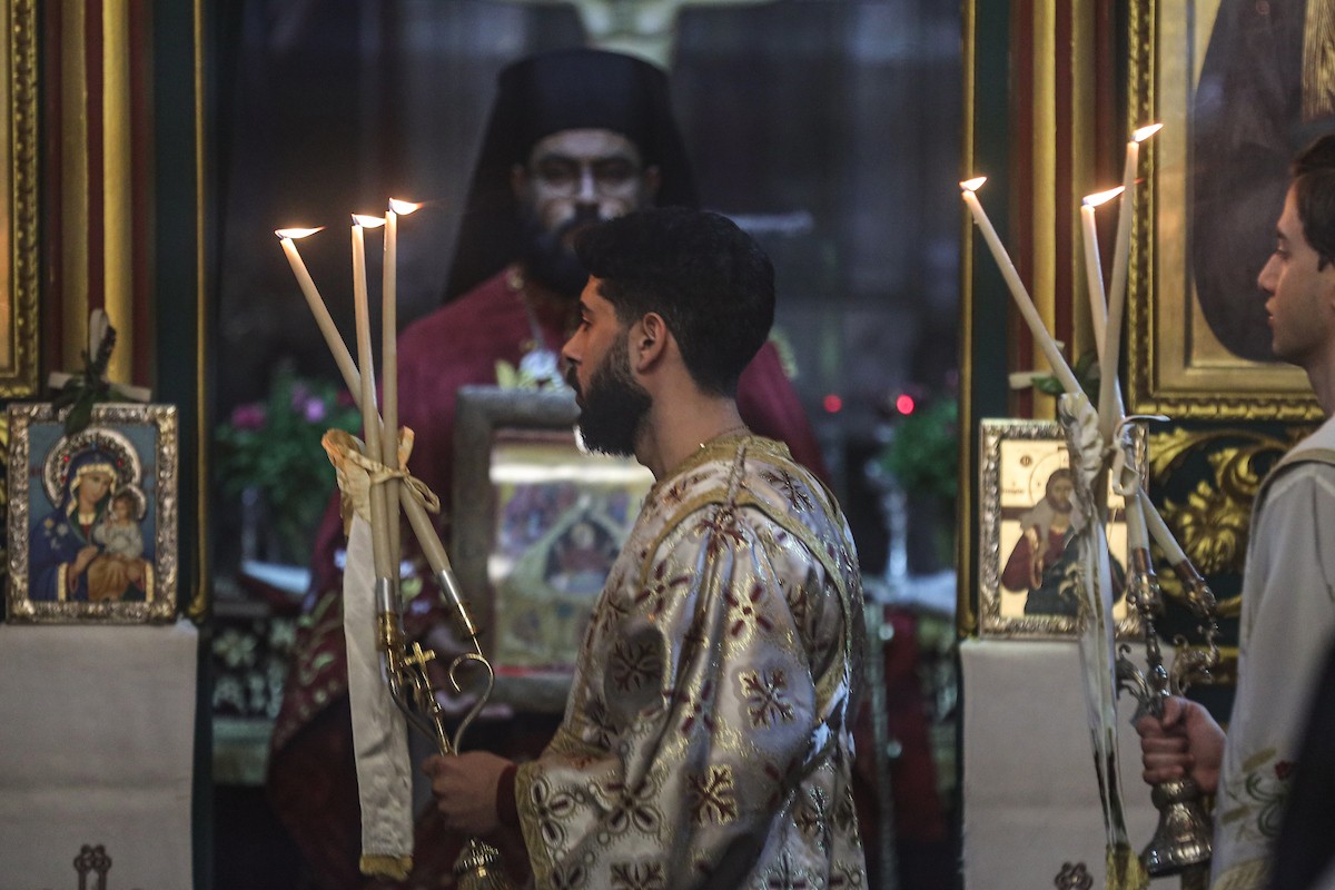 حضر مسيحيون أرثوذكس يحتفلون بعيد الميلاد وفقًا للتقويم الشرقي قداسًا في كنيسة القديس بورفيريوس اليونانية الأرثوذكسية في غزة في 7 يناير/كانون ثاني 2026. صورة من عمر أشتوي