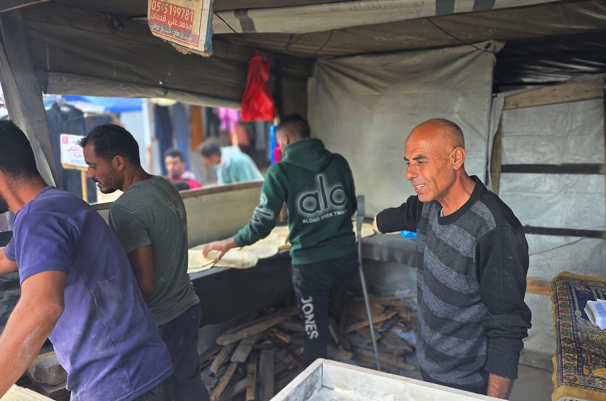الفلسطيني محمد قحمان يعيد افتتاح مخبز تقليدي وسط أنقاض مدينة حمد غرب خان يونس، ويعمل جنباً إلى جنب مع أبنائه وصهره، وجميعهم من مبتوري الأطراف، 21 يناير/كانون الثاني 2026  . صورة: طارق محمد