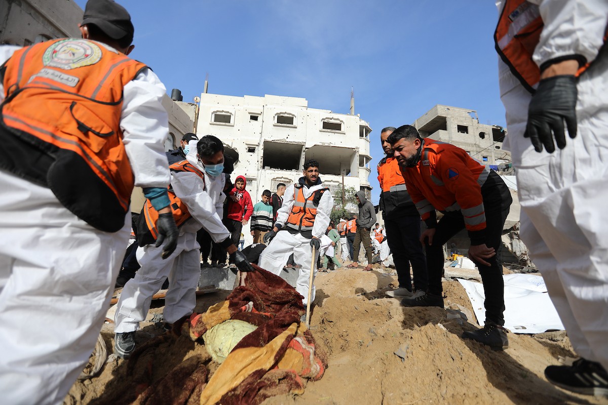 استخراج رفات 50 شهيدا دفنت خلال حرب الإبادة على قطاع غزة، من مقبرة مؤقتة في ساحات مسجد صلاح الدين بحي الزيتون، لنقلها إلى مقبرة دائمة في مدينة غزة، 25 يناير/كانون الثاني 2026. صورة: عمر أشتوي