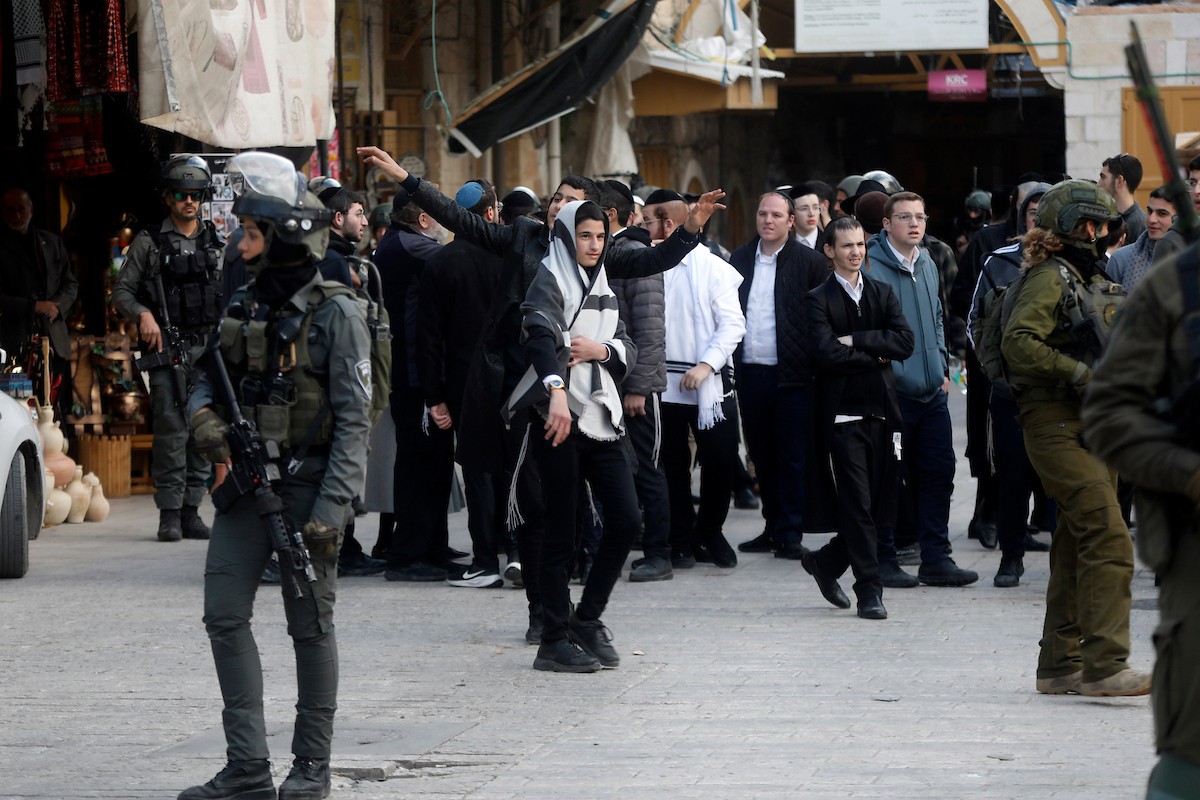 جنود إسرائيليون يتخذون إجراءات أمنية مشددة بإغلاق مداخل ومخارج منطقة البلدة القديمة في الخليل، الضفة الغربية، في 24 يناير/كانون الثاني 2026، خلال اقتحام  مستوطنون يهود البلدة(صورة: مأمون وزواز)