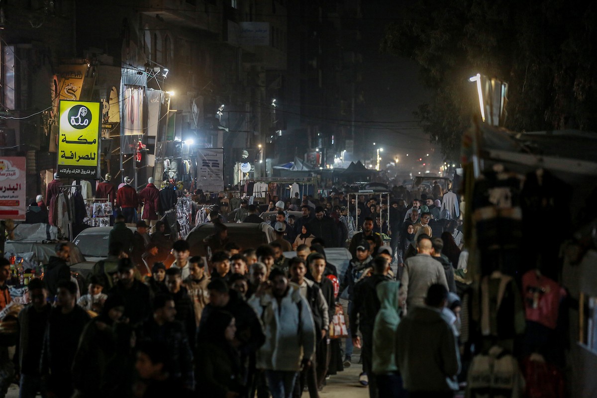 شارع عمر المختار بحي الرمال في مدينة غزة، ليل 31 ديسمبر/كانون الأول 2025، آخر أيام عام 2025، صورة: عمر أشتوي