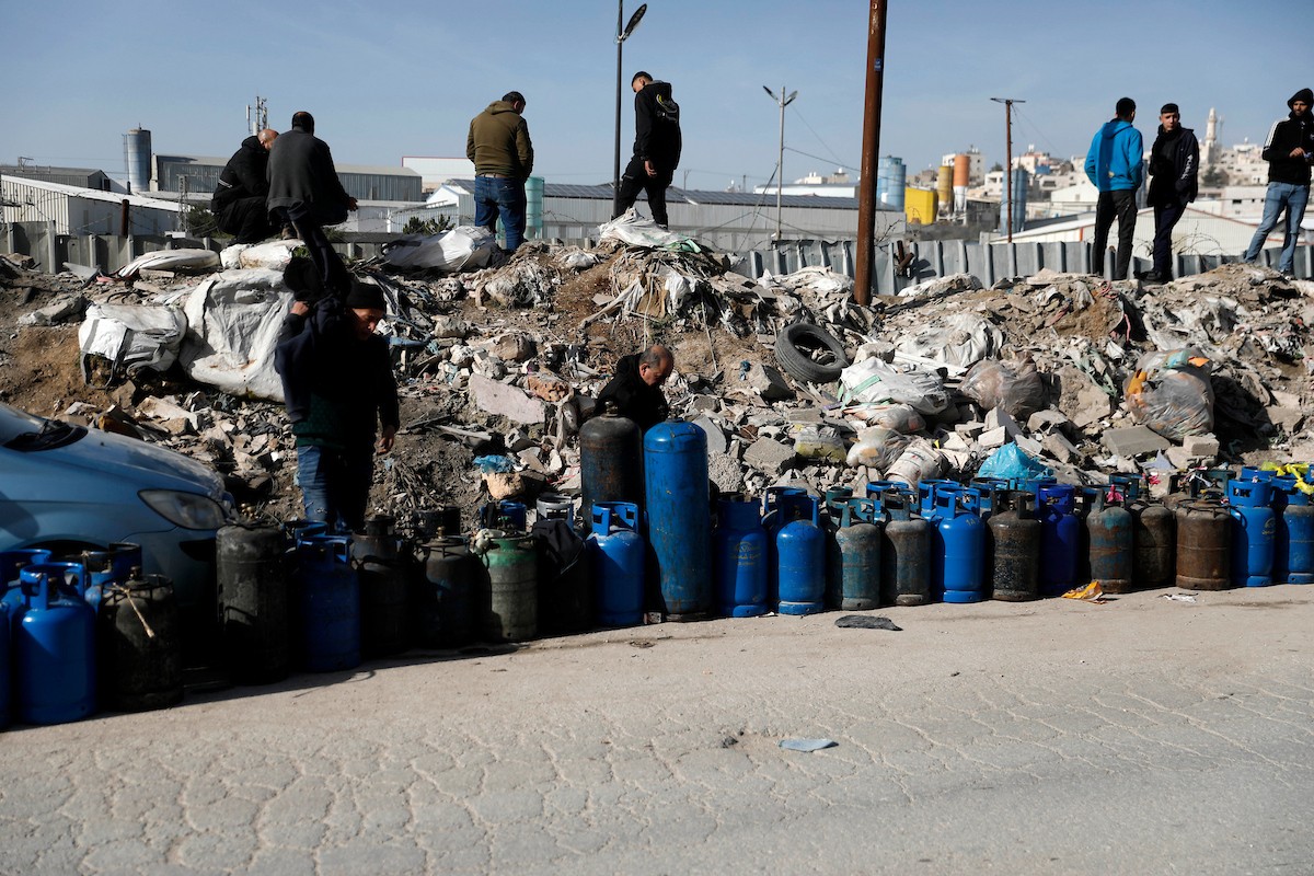 اصطفّ المواطنون في طوابير طويلة أمام محطات تعبئة الغاز في الخليل، وسط مخاوف من تفاقم أزمة نقص الغاز في الضفة الغربية،، 25 يناير/كانون الثاني 2026. صورة: مأمون وزواز