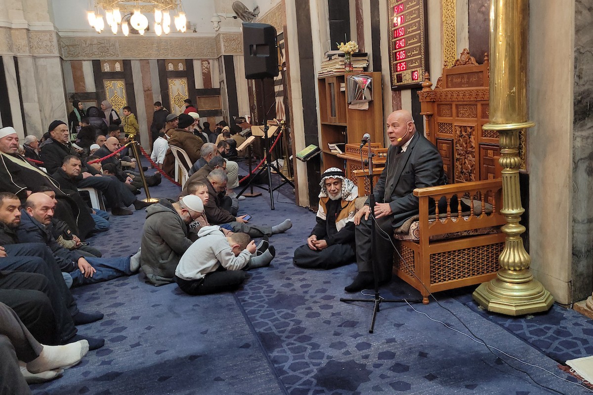 تجمّع فلسطينيون في الحرم الإبراهيمي بالخليل، الضفة الغربية، لإحياء ذكرى الإسراء والمعراج، رغم القيود الإسرائيلية وحظر الصلاة داخل المسجد، في 17 يناير/كانون الثاني 2026. (صورة: مأمون وزواز)