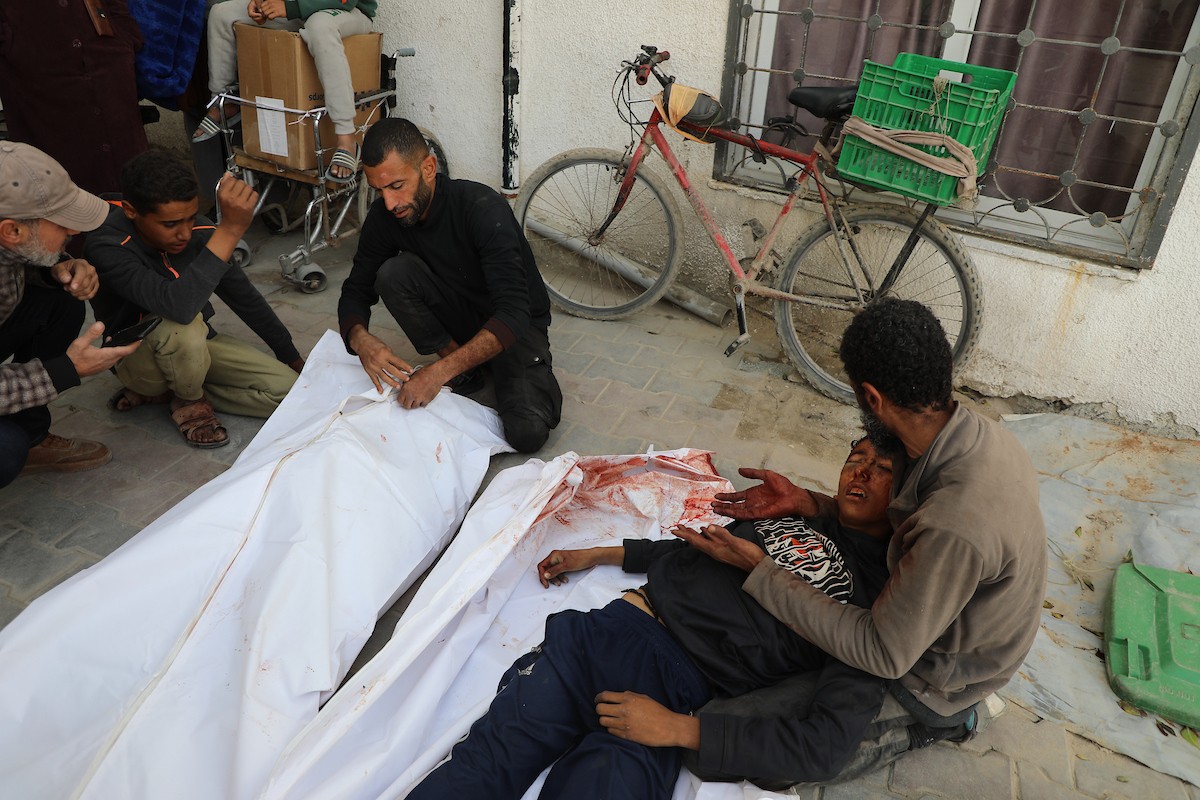 حضر أقارب شاب فلسطيني، قُتل بنيران الجيش الإسرائيلي، مراسم الدفن التي أقيمت في مستشفى الشفاء بمدينة غزة، في 24 يناير/كانون الثاني 2026. (صورة: عمر أشتوي)