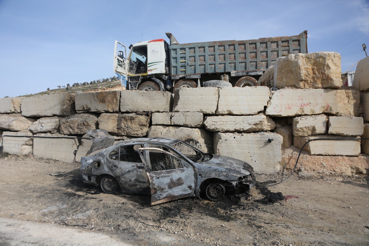 يتفقد الفلسطينيون الأضرار التي لحقت بمركباتهم وشاحناتهم وجرافاتهم بعد أن أضرم مستوطنون إسرائيليون النار فيها خلال هجوم شنوه على قرية عوريف، جنوب نابلس، في الضفة الغربية في 21 يناير/كانون الثاني 2026. صورة: محمد ناصر