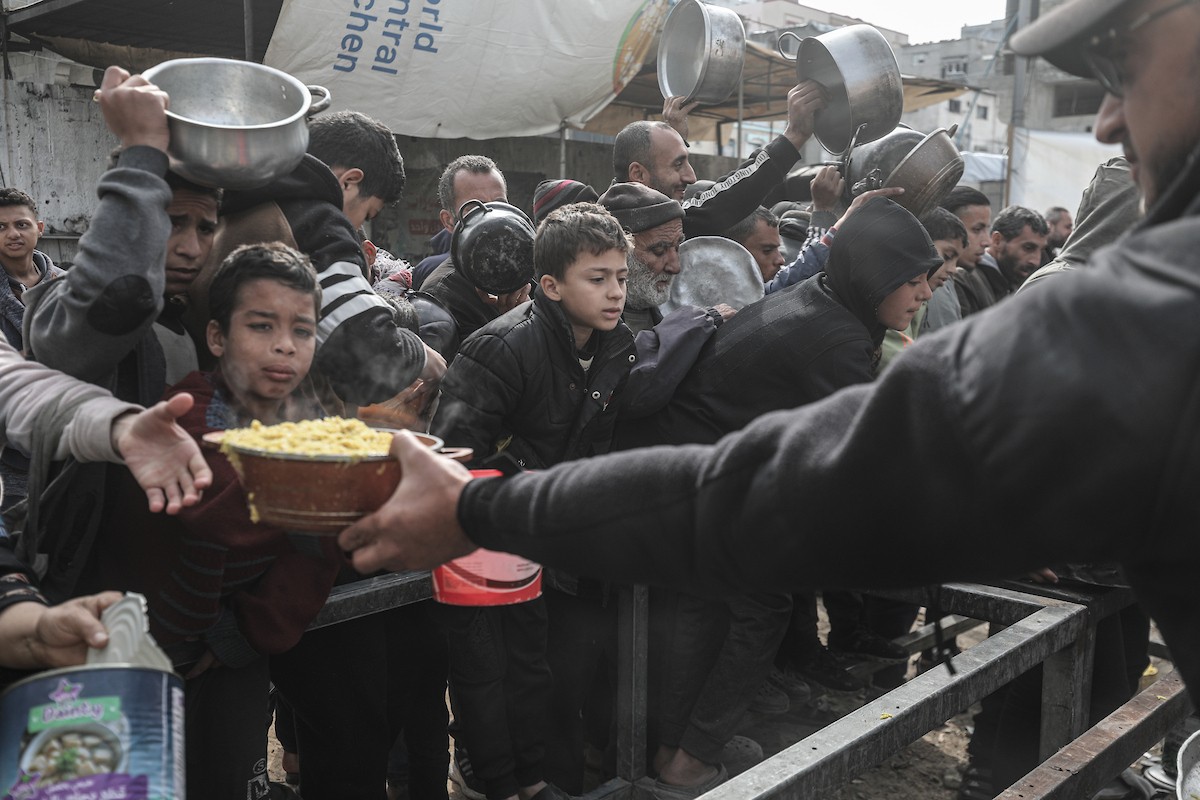 تجمع فلسطينيون نازحون داخلياً في مطبخ خيري لتلقي حصص غذائية محدودة وسط نقص حاد في الغذاء، في مخيم النصيرات للاجئين وسط قطاع غزة، 21 يناير/كانون الثاني 2026. صورة: معز صالحي