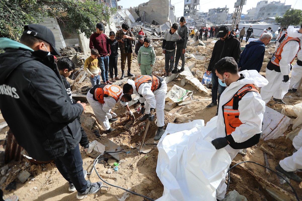 استخراج رفات 50 شهيدا دفنت خلال حرب الإبادة على قطاع غزة، من مقبرة مؤقتة في ساحات مسجد صلاح الدين بحي الزيتون، لنقلها إلى مقبرة دائمة في مدينة غزة، 25 يناير/كانون الثاني 2026. صورة: عمر أشتوي