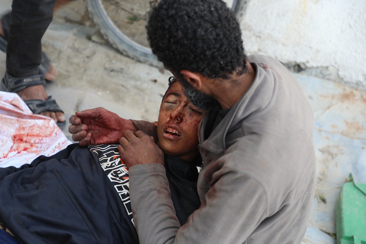 حضر أقارب شاب فلسطيني، قُتل بنيران الجيش الإسرائيلي، مراسم الدفن التي أقيمت في مستشفى الشفاء بمدينة غزة، في 24 يناير/كانون الثاني 2026. (صورة: عمر أشتوي)