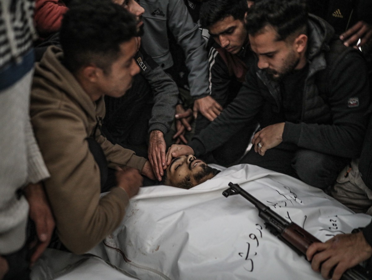 موكب جنازة فلسطينيين اثنين استشهدا في هجوم إسرائيلي على مخيم المغازي للاجئين وسط قطاع غزة. 30 يناير/كانون الثاني 2026. تصوير: رمزي أبو عامر