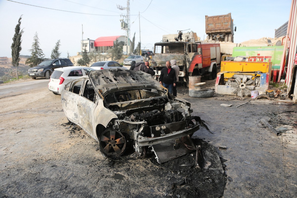يتفقد الفلسطينيون الأضرار التي لحقت بمركباتهم وشاحناتهم وجرافاتهم بعد أن أضرم مستوطنون إسرائيليون النار فيها خلال هجوم شنوه على قرية عوريف، جنوب نابلس، في الضفة الغربية في 21 يناير/كانون الثاني 2026. صورة: محمد ناصر
