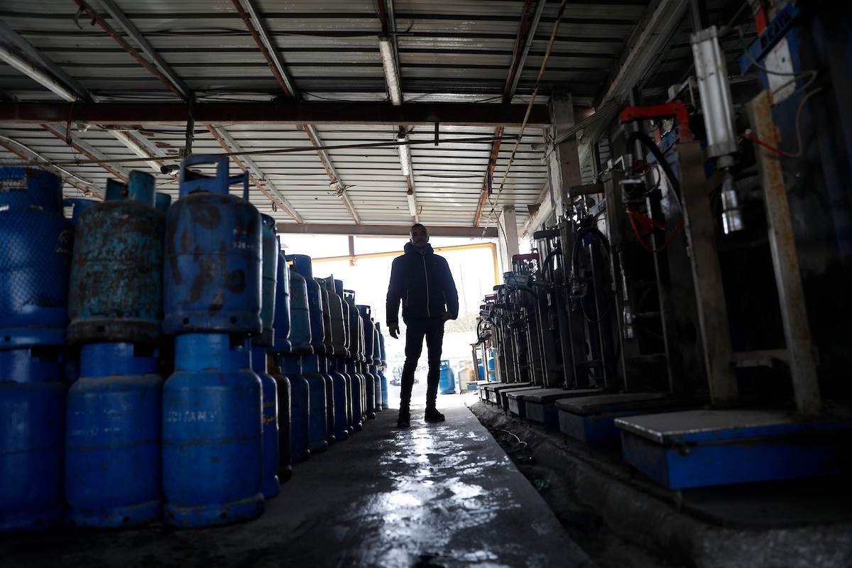 اصطفّ المواطنون في طوابير طويلة أمام محطات تعبئة الغاز في الخليل، وسط مخاوف من تفاقم أزمة نقص الغاز في الضفة الغربية،، 25 يناير/كانون الثاني 2026. صورة: مأمون وزواز